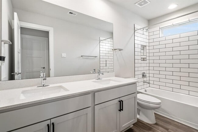 Building Photo - 14261 Lake Lodge Dr