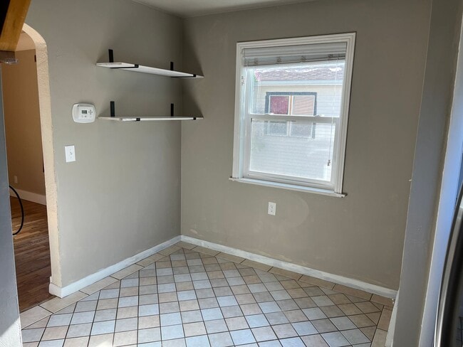 Building Photo - 4 bed / 1 1/2 bath home midtown!