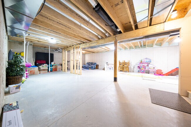 Building Photo - 17944 Hinckley Ave