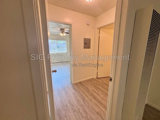 Building Photo - 1126 E Doran St