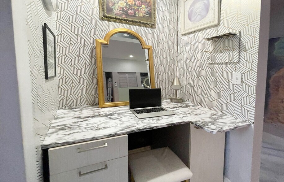 Building Photo - 1102 NW 26th St