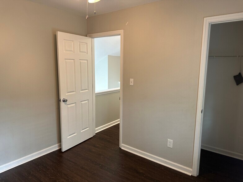 Building Photo - 122 River Oaks