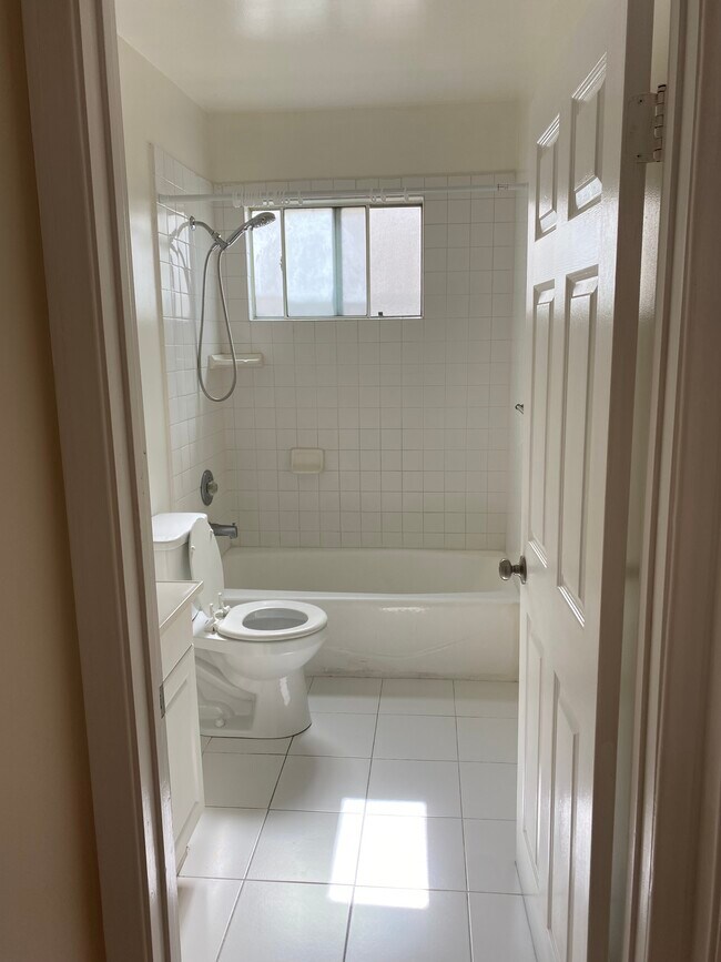 Building Photo - 1523 N Mariposa Ave