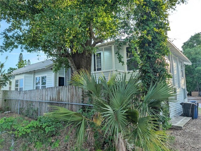 Building Photo - 985 8th Ave S