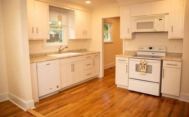 Building Photo - 1420 S Kilbourne Rd