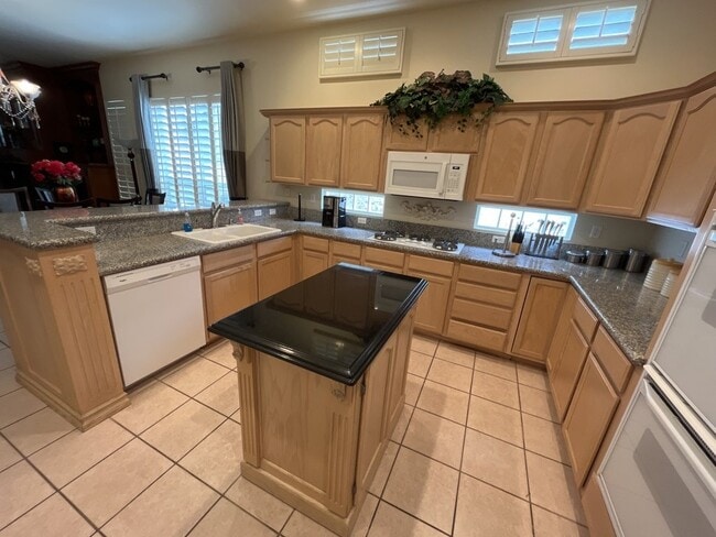 Building Photo - Beautiful 3 bedroom home with pool located in Castle Gate Community