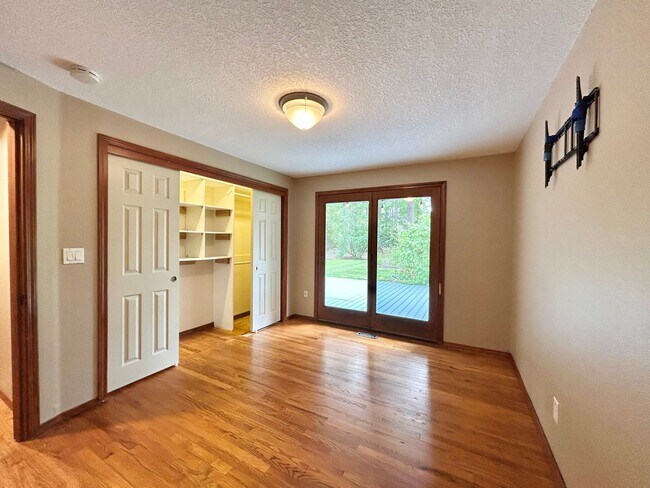 Building Photo - Tranquil Environment: 3 Bed, 1 Bath House