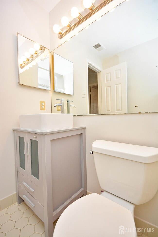 Building Photo - 25 Goodwin Dr