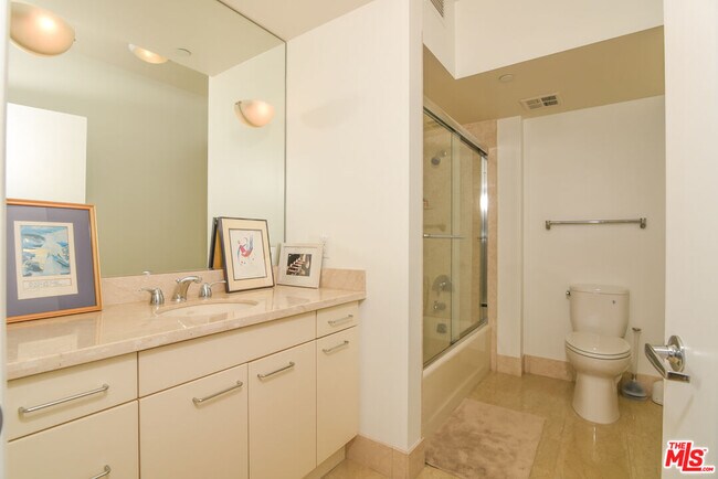Building Photo - 13600 Marina Pointe Dr