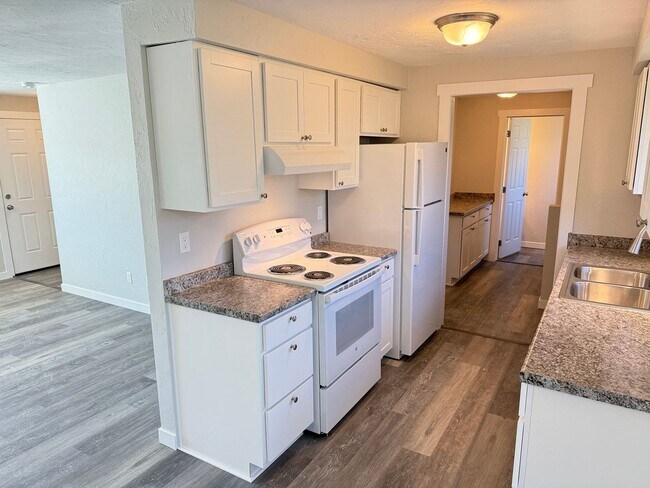 Building Photo - New 2 bed 1 1/2 bath duplex in Springfield!