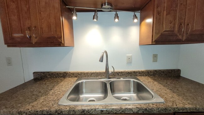 Building Photo - Renovated 2 Bed / 1 Bath
