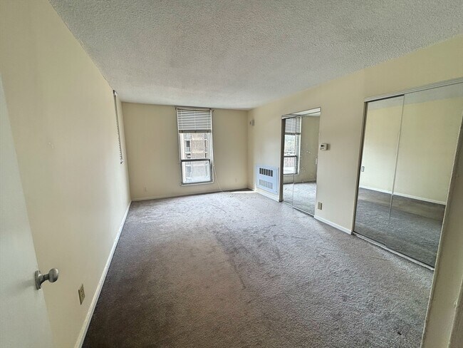 Building Photo - 33 Pond Ave