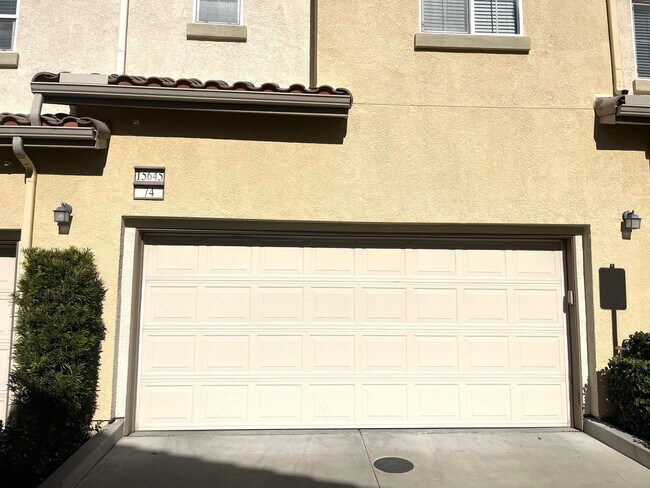 Building Photo - Luxurious Townhome in Gated Private Community