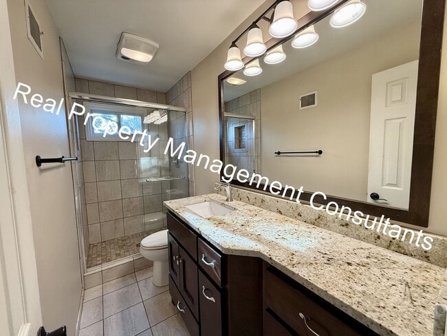 Building Photo - 3-Bedroom Home Near Downtown Overland Park!