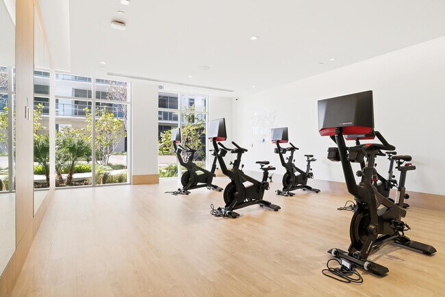 Building Photo - 220 Lake Shore Dr