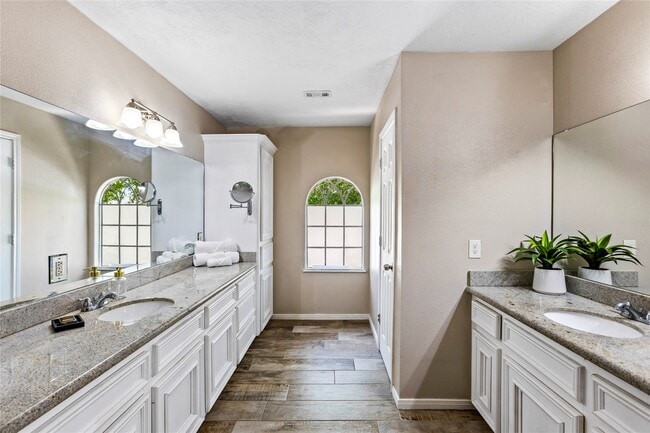 Building Photo - 170 April Cove