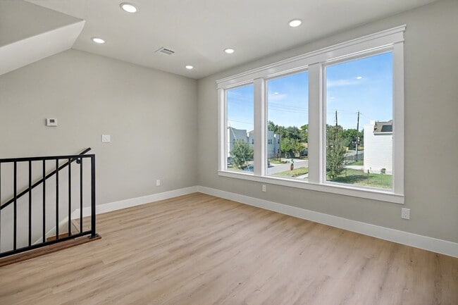 Building Photo - 5000 Higgins St