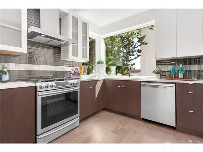 Building Photo - Newer Ballard 3 Bedroom Townhome - Attache...