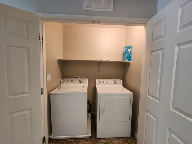 Building Photo - Unique condo with rooftop Strip Views and modern amenities.