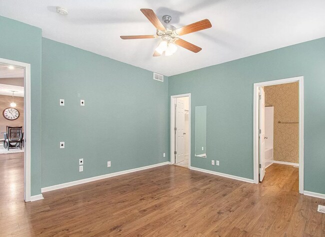 Building Photo - Spacious 4 Bedroom With Modern Comforts & Ideal Location!!