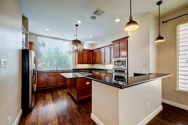 Building Photo - 5202b Rose St