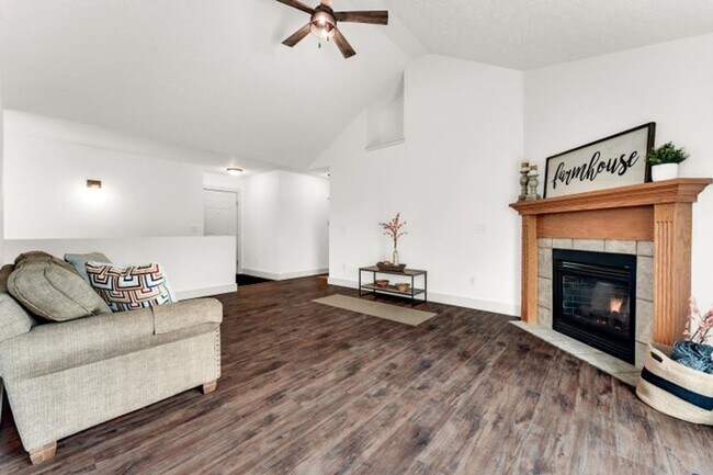 Building Photo - NIXA-5 Bed, 3 bath REMODELED Home | Walkout BASEMENT | Neighborhood Park | Fenced Yard | PETS Wel...