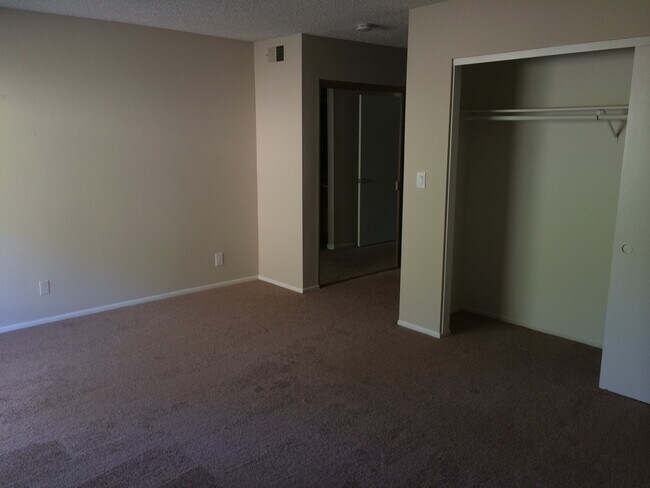 Building Photo - ranchview490