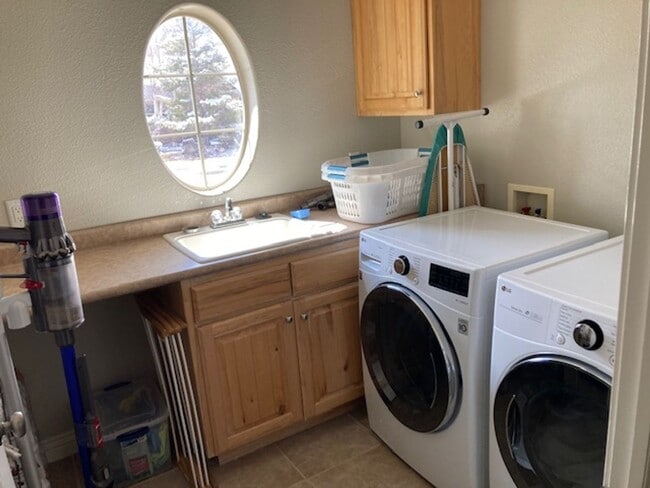 Building Photo - Charming Home