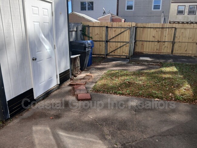 Building Photo - 412 Chinaberry Cir