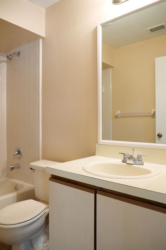 Building Photo - 1 story 3/2 in Meadow Woods with full sized washer and dryer included