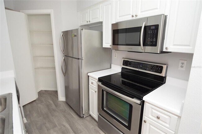 Building Photo - 8635 Mallard Reserve Dr