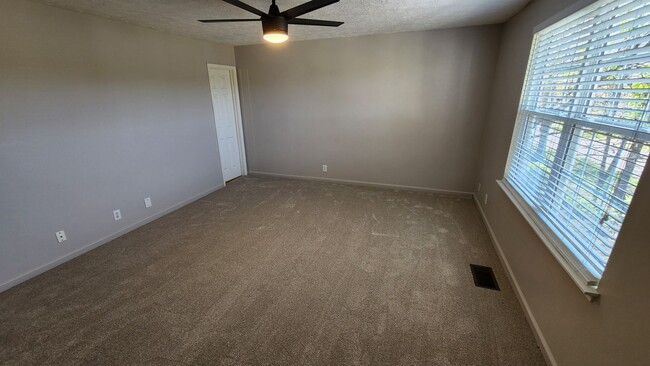 Building Photo - Updated, spacious townhome close to the in...