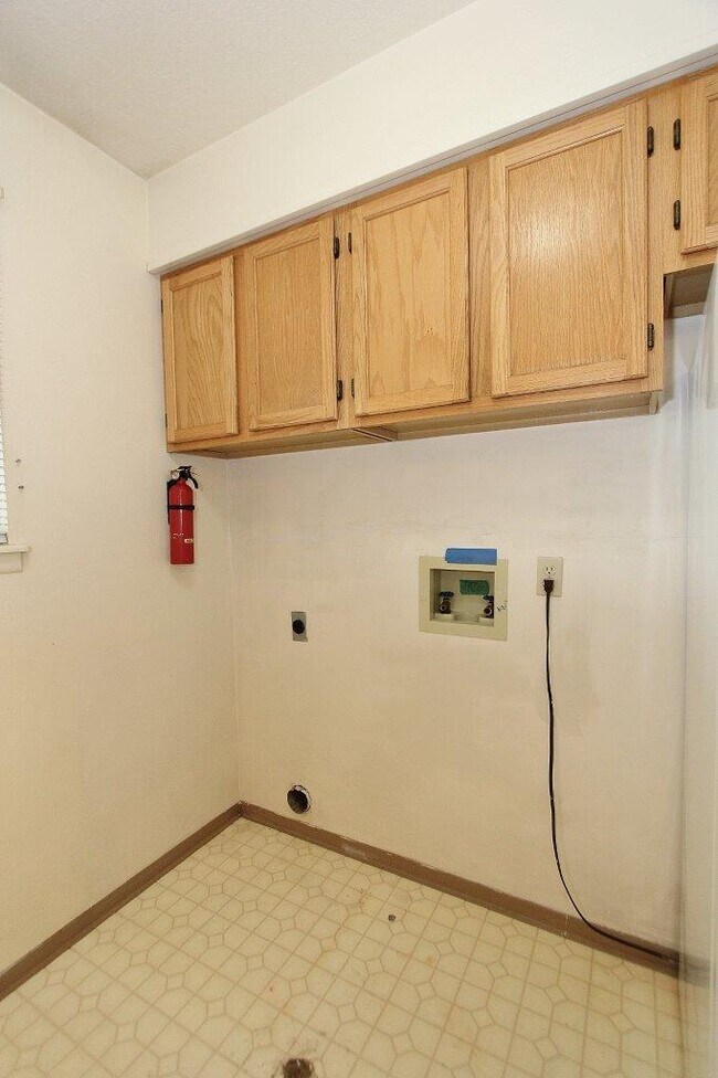 Building Photo - 639 N Moffatt Ave