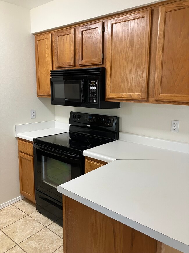Building Photo - 8632 Golf Creek Dr
