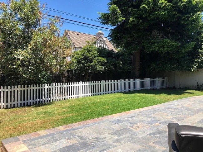 Building Photo - 3329 Palos Verdes Dr N