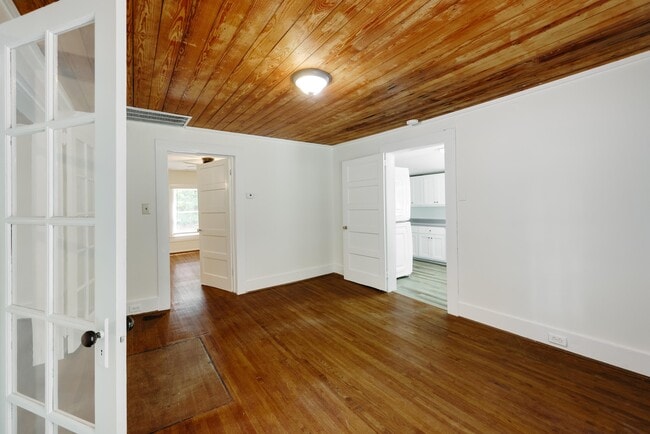 Building Photo - 505 Cherokee Rd