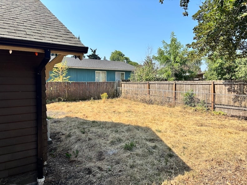 Backyard to the west. - 5636 SE Ogden St