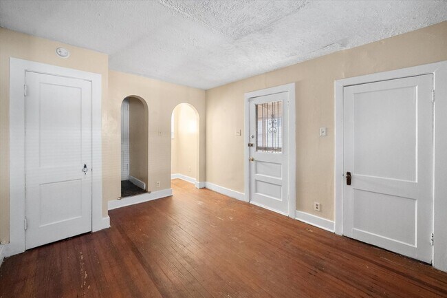 Building Photo - Spacious 4BR/2BA Home with Hardwood Floors Throughout!