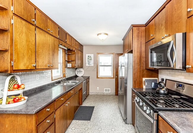 Building Photo - 1622 3rd St S
