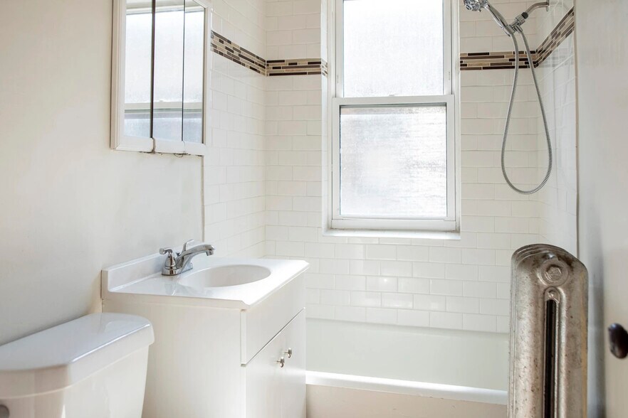 Building Photo - 4208 N Clark St