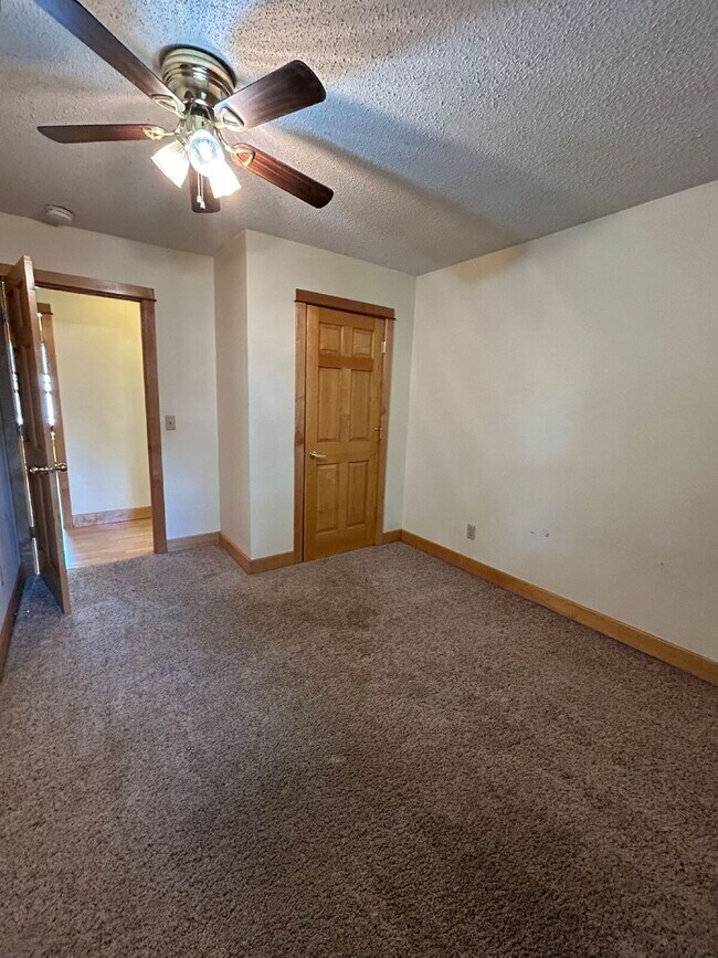 Building Photo - New On Market - 3 Bedroom, 1 Bathroom Duplex