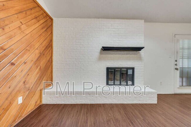 Building Photo - 516 Roberts Dr