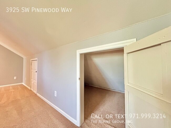 Building Photo - 3925 SW Pinewood Way