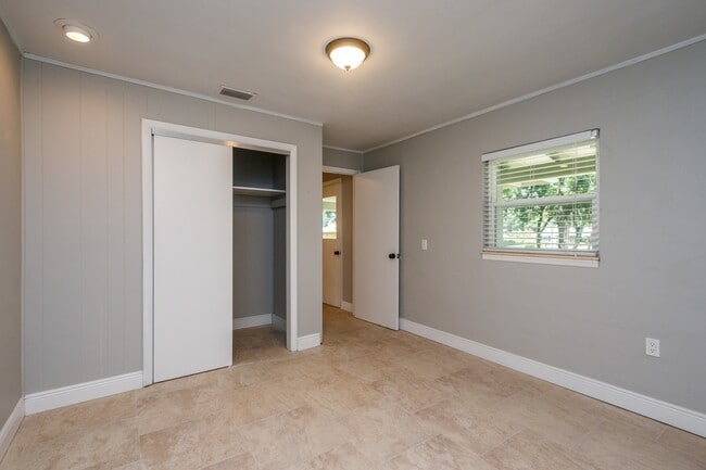 Building Photo - Updated Single Family Guest House!