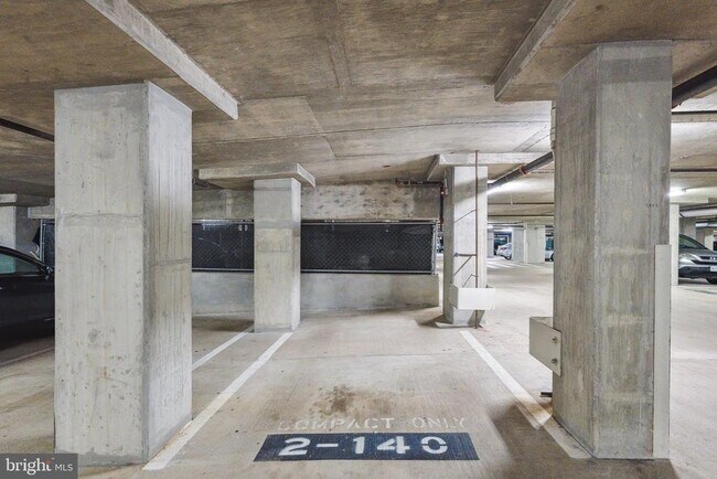 Building Photo - 851 N Glebe Rd