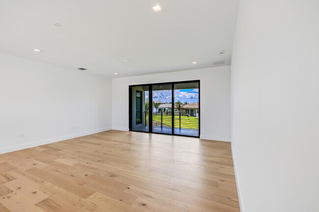 Building Photo - 9451 Riverside Pk Dr
