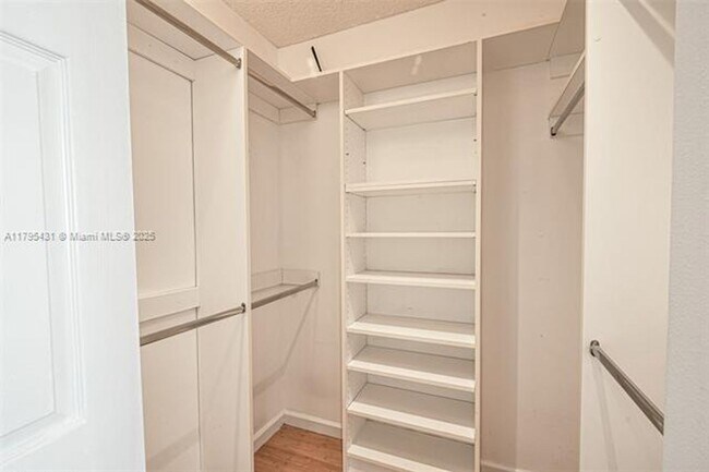 Building Photo - 1155 Brickell Bay Dr