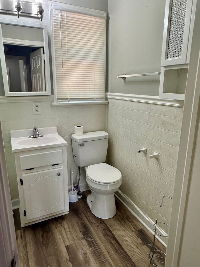 Building Photo - 2 Bedroom Home in Burlington with Hard Surface Flooring & Covered Porch