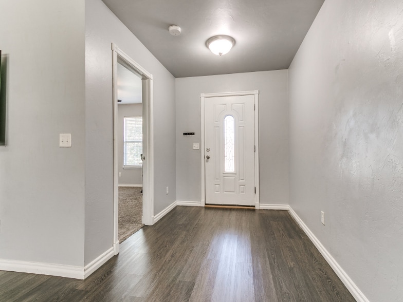 Building Photo - 1112 Bryan Dr