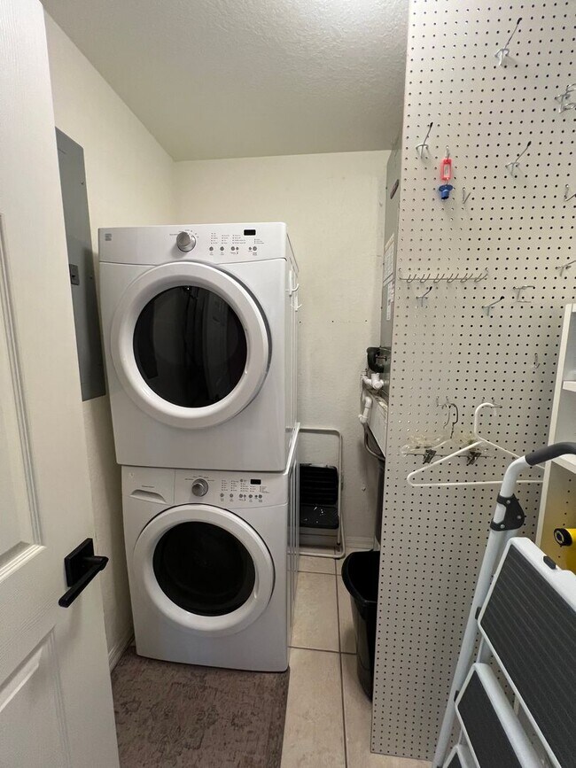 Building Photo - Furnished/Short Term Rental ** Available 9...
